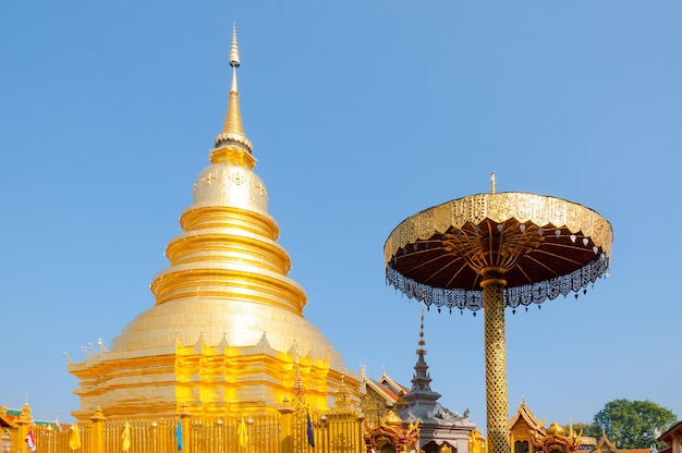 Parte do templo Wat Phra That Haripunchai no templo mais famoso de Lamphun no norte da Tailândia arte tailandesa