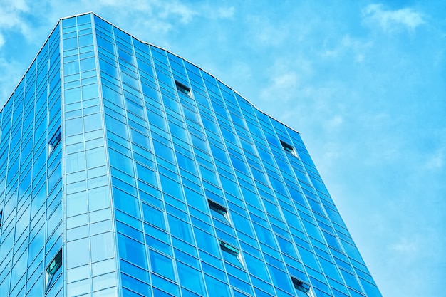 Parte del edificio con ventanas acristaladas contra el cielo.