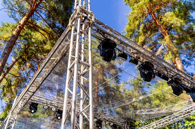 Parte de estructuras metálicas con luces en altura. Concierto al aire libre. De cerca.