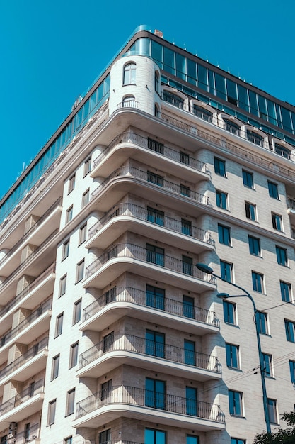 Parte del exterior de un edificio de apartamentos residencial moderno. Nueva casa de lujo y complejo de viviendas. Copie el espacio. Cielo azul