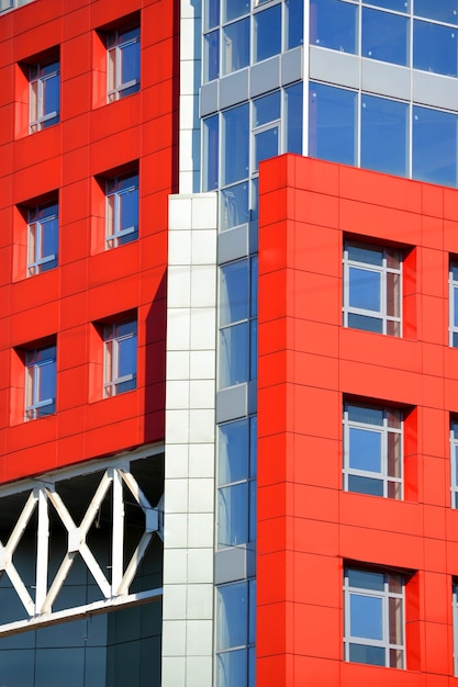 Parte de la fachada del edificio moderno con rojo y azul.