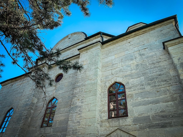 Parte de la fachada de piedra de la iglesia de Uzundjovo en Bulgaria
