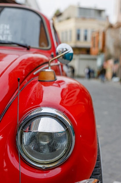 Foto parte frontal de um carro clássico com faróis redondos carro retrô vintage extravagante atraindo a atenção de visitantes e amadores da antiguidade