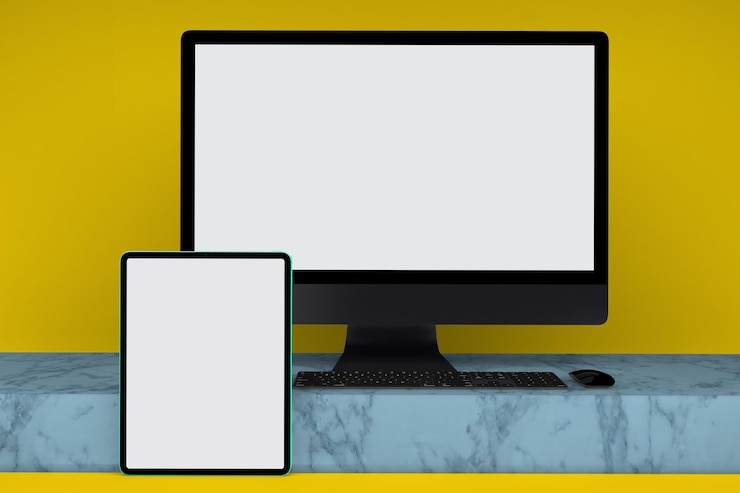 Foto parte frontal de pc y tableta en fondo amarillo