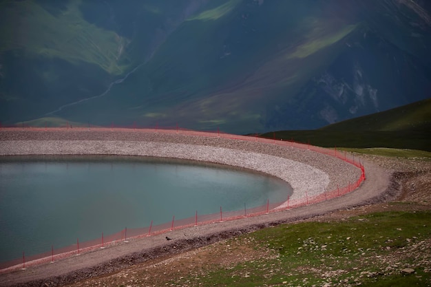 Parte de un hermoso lago esmeralda con el telón de fondo de una zona montañosa