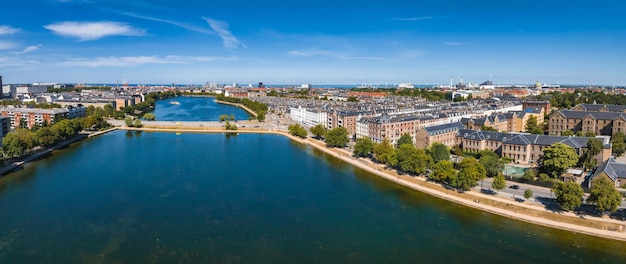 Foto parte histórica central de la ciudad techos de la ciudad y lagos de copenhague