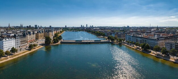 Foto parte histórica central de la ciudad techos de la ciudad y lagos de copenhague