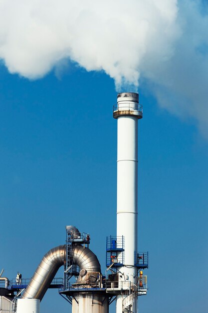 Foto parte de la industria química en cielo azul