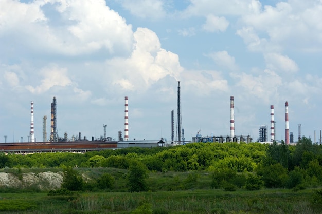 Parte industrial de la ciudad en el fondo de las nubes