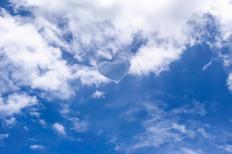 Foto parte inferior da nuvem branca azul da agulha do céu brilhante