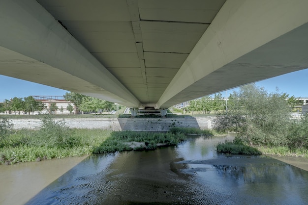 Parte inferior de uma ponte urbana sobre