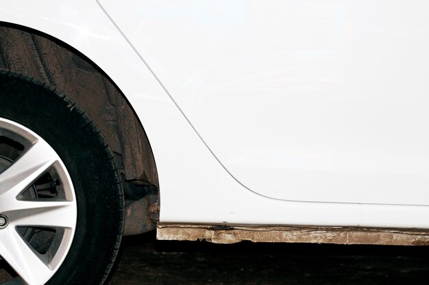 Parte inferior de un primer plano de rueda de coche de coche blanco