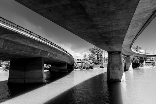 Parte inferior de los puentes que cruzan un río en la ciudad