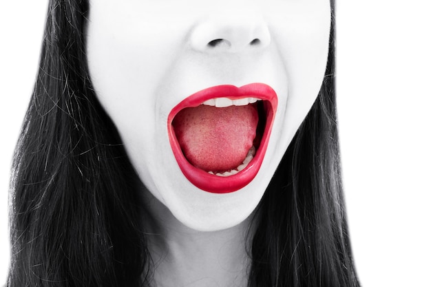 Parte inferior del rostro femenino con piel blanca, boca abierta y labios rojos.