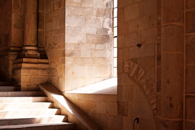 Foto parte del interior de la catedral de lund, una iglesia de la edad media