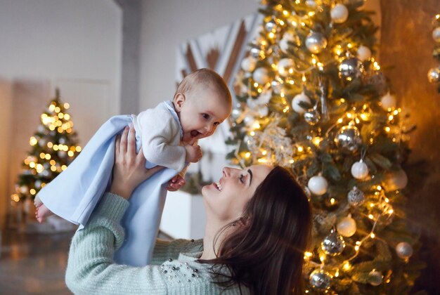 Parte intermediária da mulher com árvore de natal