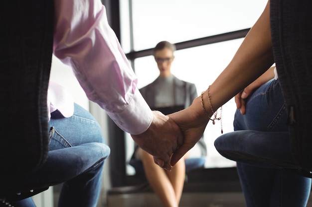 Parte intermediária do casal de mãos dadas