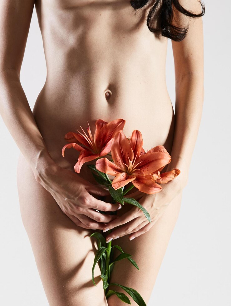 Foto parte íntima do corpo de uma mulher com flor nas mãos close do corpo de uma mulher com flor no púbis sem retoque