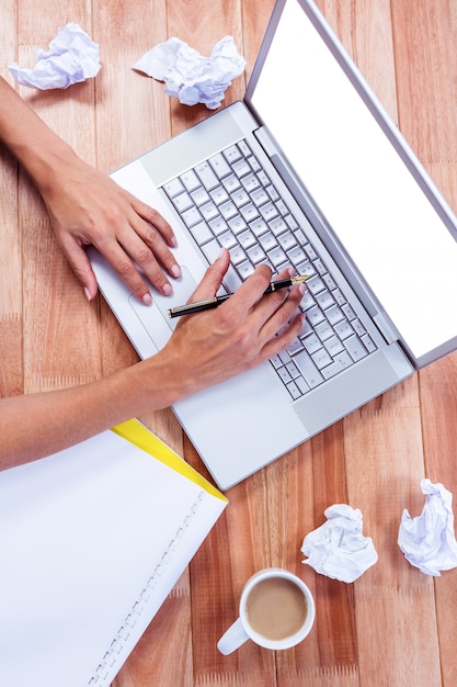 Foto parte de las manos escribiendo en la computadora portátil