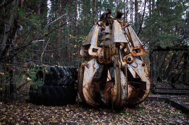 Parte de la máquina abandonada en el bosque