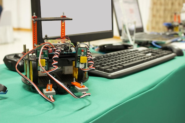 Parte de la máquina por computadora en la mesa