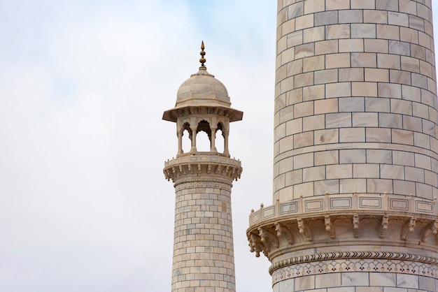 Parte de los minaretes de Taj Mahal en Agra, India minaretes de mármol