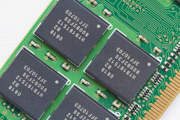 Una parte del módulo de memoria RAM de la computadora. Primer plano, vista superior