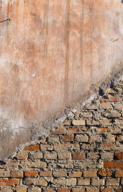 Parte de la pared del antiguo edificio de ladrillos.