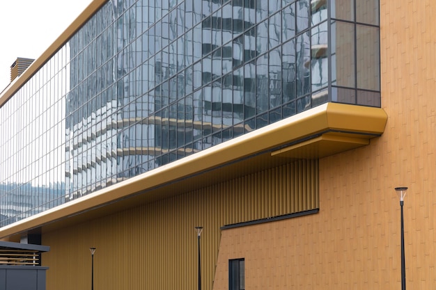 Parte de la pared de cristal de un edificio de oficinas