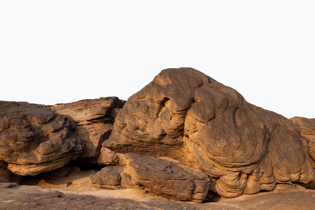 Parte de piedra de roca de la montaña sobre fondo blanco aislar