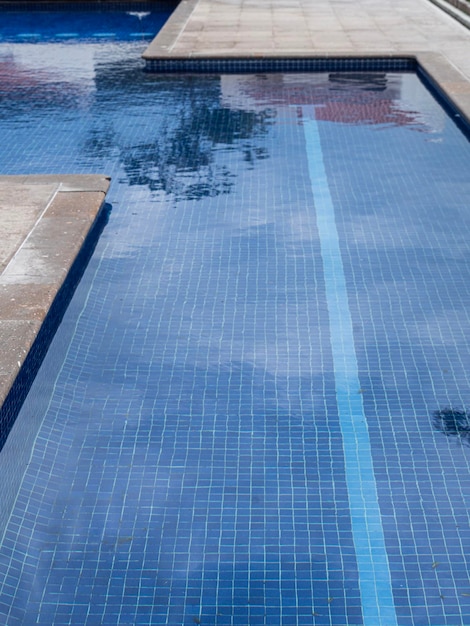 parte de la piscina con agua azul