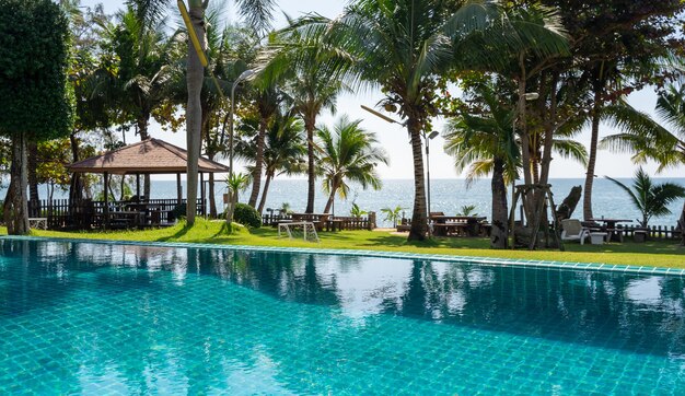 Parte de la piscina en el centro turístico de mar tropical. Fondo al aire libre para destino de vacaciones.