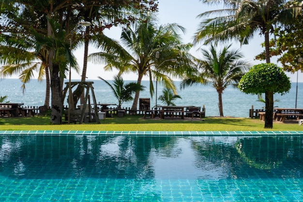 Parte de la piscina con fondo de mar tropical