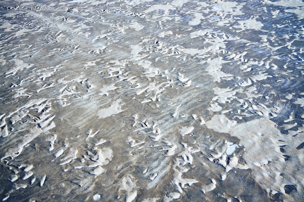 Una parte de la playa de arena cubierta de hielo en invierno