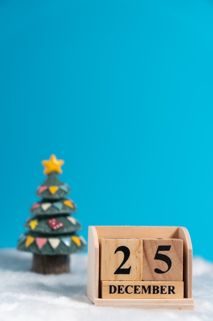 Parte posterior del árbol de Navidad calendario de bloques de madera fijado en la fecha de Navidad