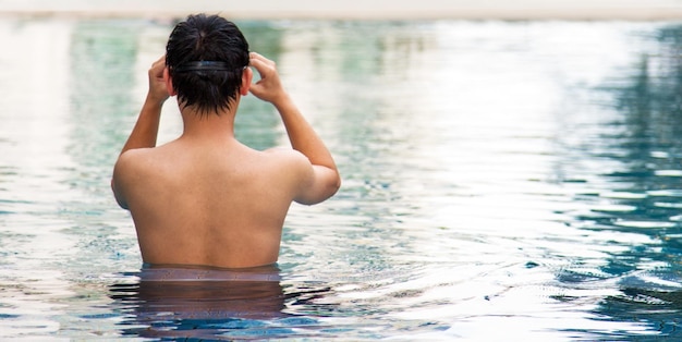 Parte posterior del nadador en la piscina de agua lista para nadar por la salud