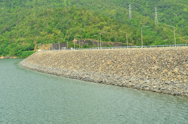 parte de la presa y el agua