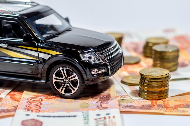 Parte del primer plano de un coche negro para niños y dinero ruso