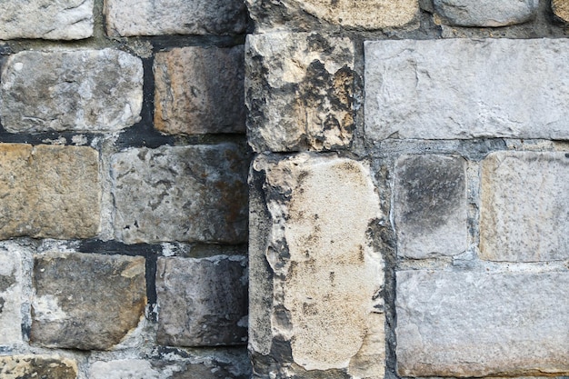 Parte del primer plano de la pared del castillo de piedra medieval