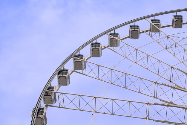 Parte de la rueda de la fortuna en el parque de atracciones o feria de diversión recuerda la infancia