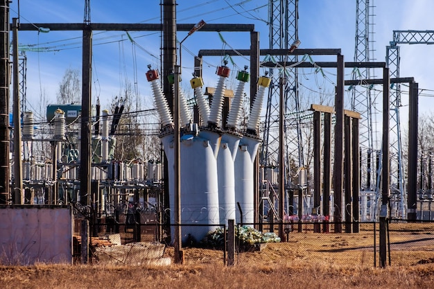 Parte de la subestación de alto voltaje con interruptores en un día soleado