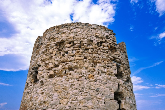 parte superior de una antigua torre con cielo azul