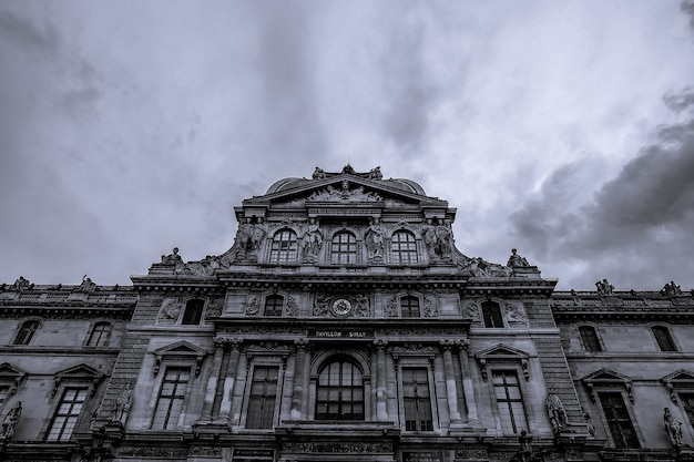 Foto la parte superior en blanco y negro del museo del louvre en el cielo parís, septiembre de 2017