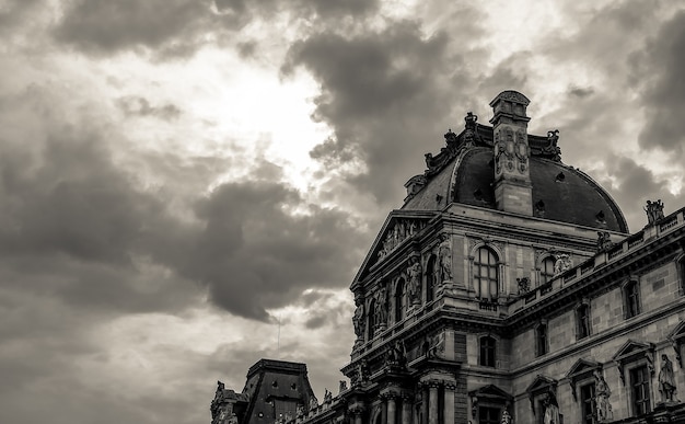 La parte superior en blanco y negro del museo del Louvre en el cielo París, septiembre de 2017