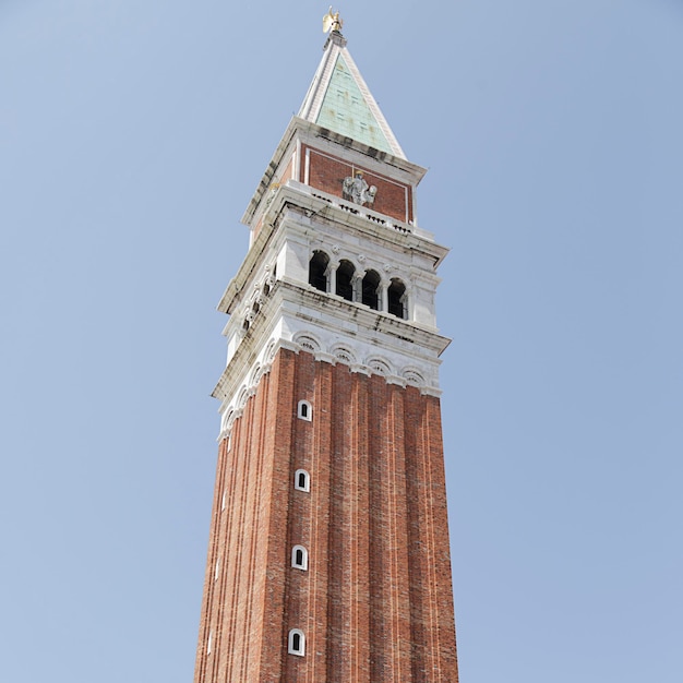 La parte superior del Campanile de San Marcos, el campanario de la Basílica de San Marcos en Venecia, Italia