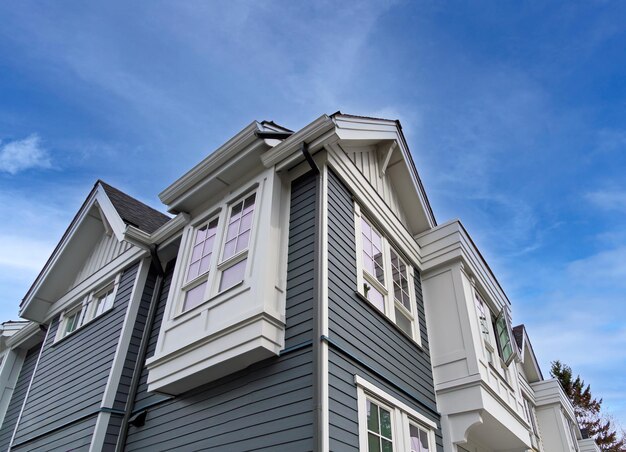 La parte superior de una casa residencial en el fondo del cielo azul