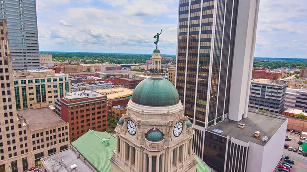 Parte superior da antena do tribunal de Fort Wayne com a cidade ao redor