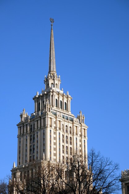 Parte superior do Radisson Collection Hotel em Moscou, Rússia, sob o céu azul sem nuvens