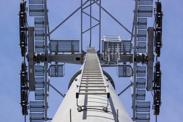 Foto parte superior do suporte do teleférico em cordas, vista minimalista.