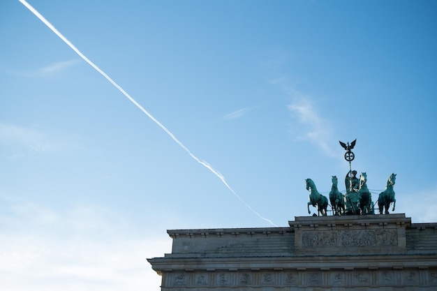 Foto la parte superior del edificio con escultura ecuestre y cielo azul